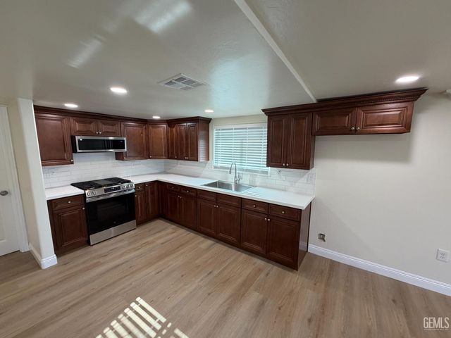 729 Sterling Road, Bakersfield, CA 93306