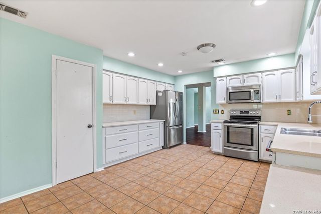 13611 BELL DR, San Antonio, TX 78217