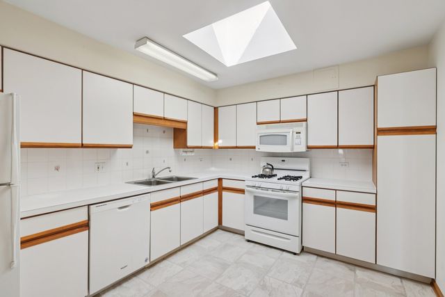 7450 N Waukegan Road 505, Niles, IL 60714