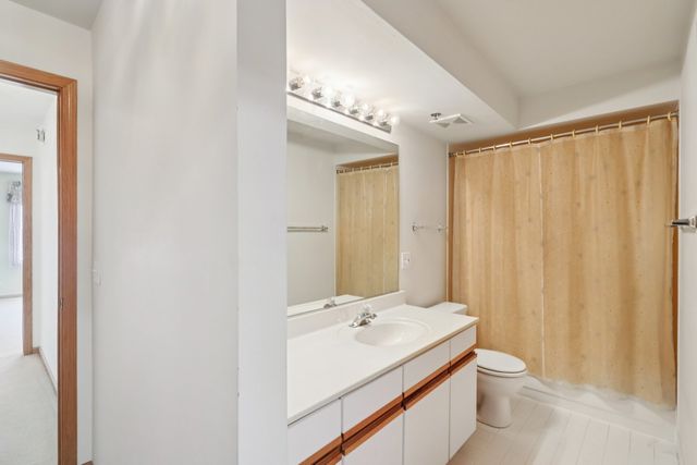 7450 N Waukegan Road 505, Niles, IL 60714