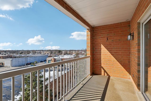 7450 N Waukegan Road 505, Niles, IL 60714