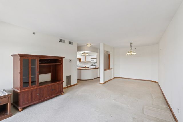 7450 N Waukegan Road 505, Niles, IL 60714