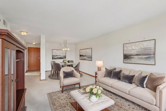 7450 N Waukegan Road 505, Niles, IL 60714