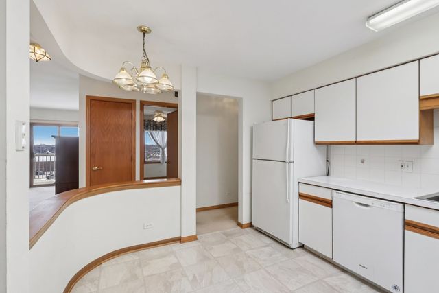 7450 N Waukegan Road 505, Niles, IL 60714