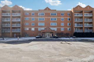 7450 N Waukegan Road 505, Niles, IL 60714