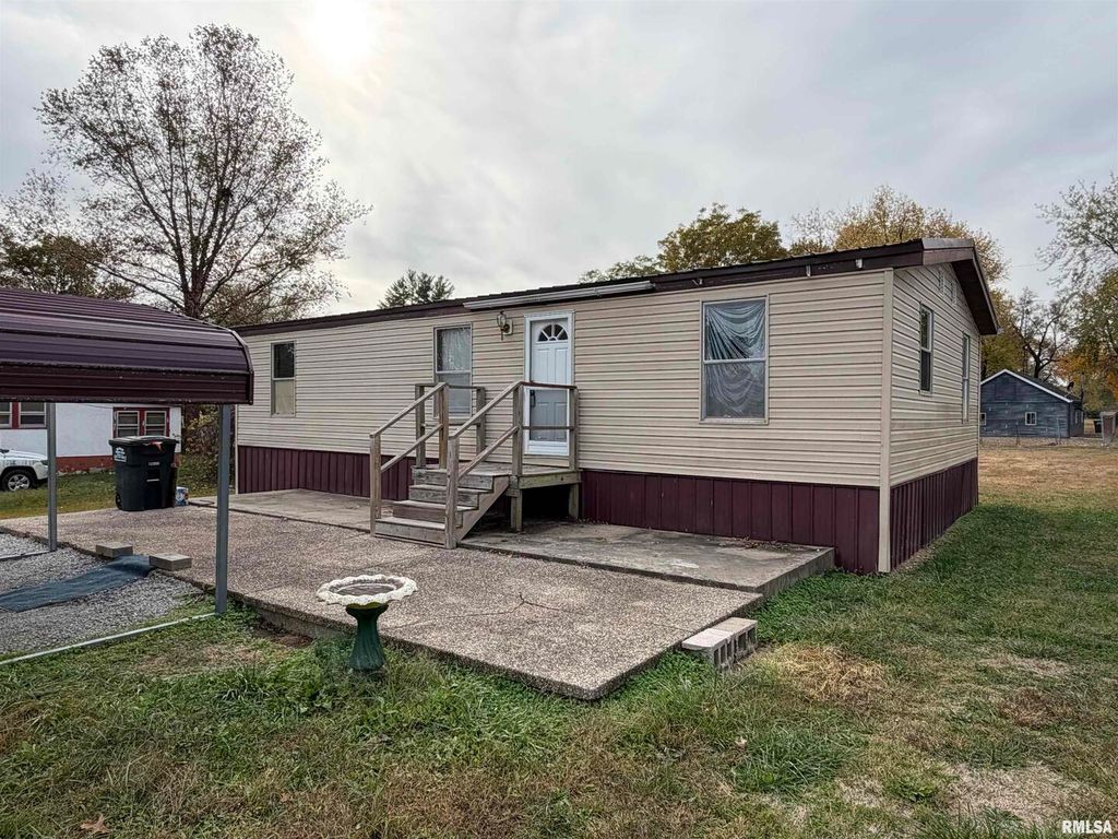 Image 1 of property listing at 507 Wortby Street, Odin, IL 62870