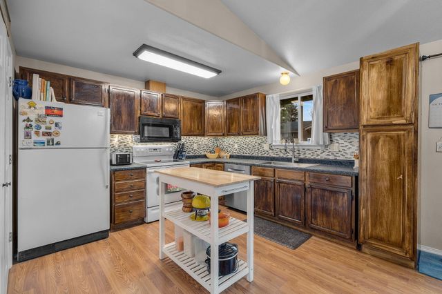 3248 SW Salmon Avenue, Redmond, OR 97756