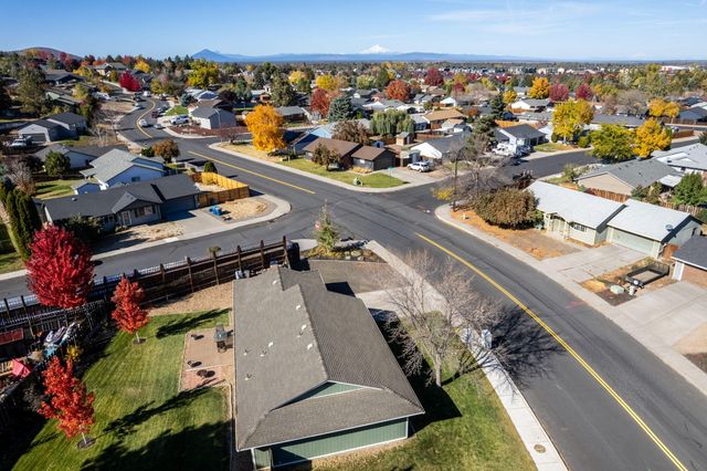 3248 SW Salmon Avenue, Redmond, OR 97756