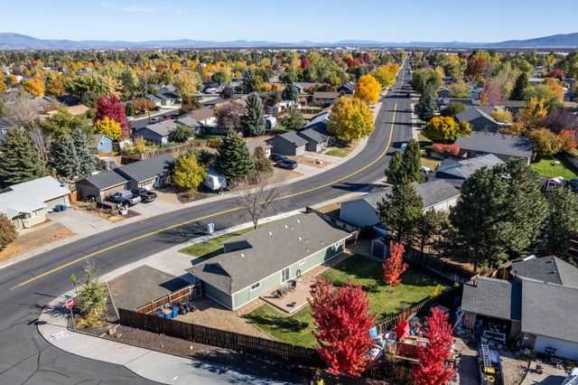 3248 SW Salmon Avenue, Redmond, OR 97756