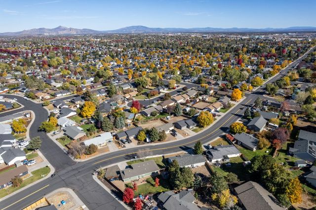 3248 SW Salmon Avenue, Redmond, OR 97756