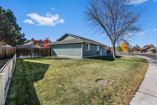 3248 SW Salmon Avenue, Redmond, OR 97756