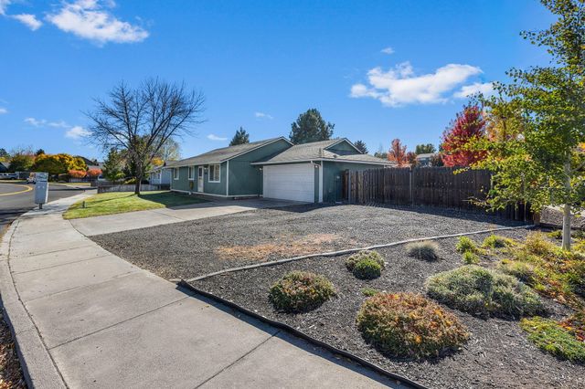 3248 SW Salmon Avenue, Redmond, OR 97756