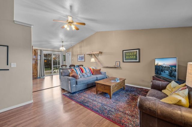 3248 SW Salmon Avenue, Redmond, OR 97756