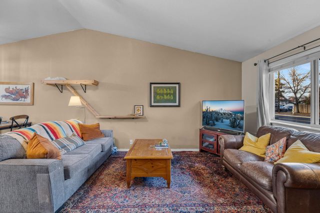 3248 SW Salmon Avenue, Redmond, OR 97756