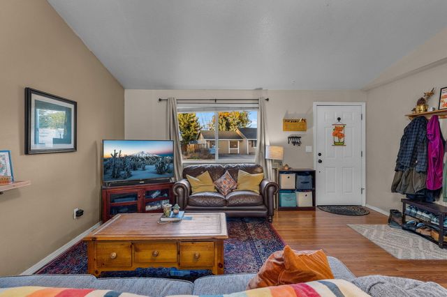 3248 SW Salmon Avenue, Redmond, OR 97756