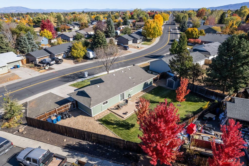 3248 SW Salmon Avenue, Redmond, OR 97756