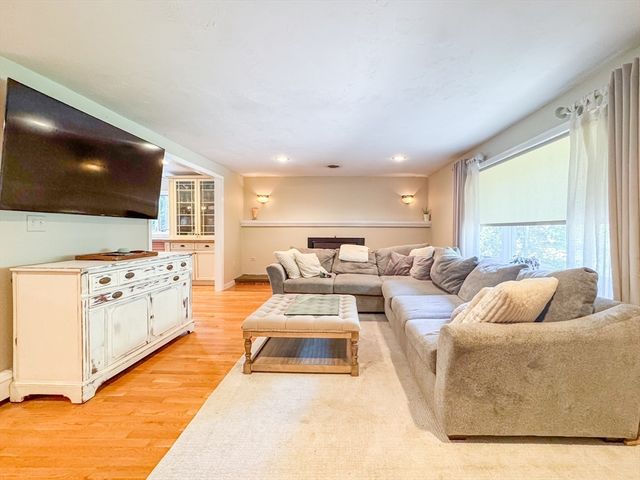 114 Graham Hill Dr, Hanover, MA 02339