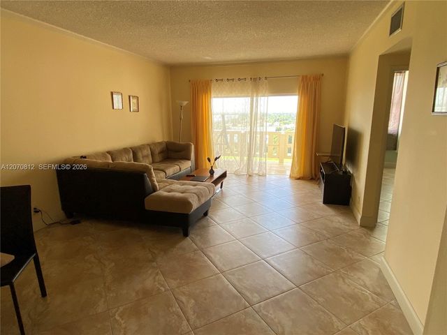 4330 Hillcrest Drive 1009, Hollywood, FL 33021