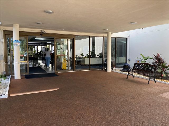 4330 Hillcrest Drive 1009, Hollywood, FL 33021
