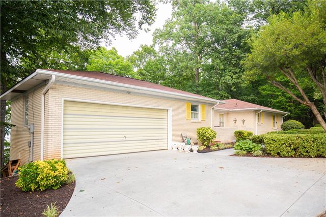 106 Westchester Circle, Seneca, SC 29672