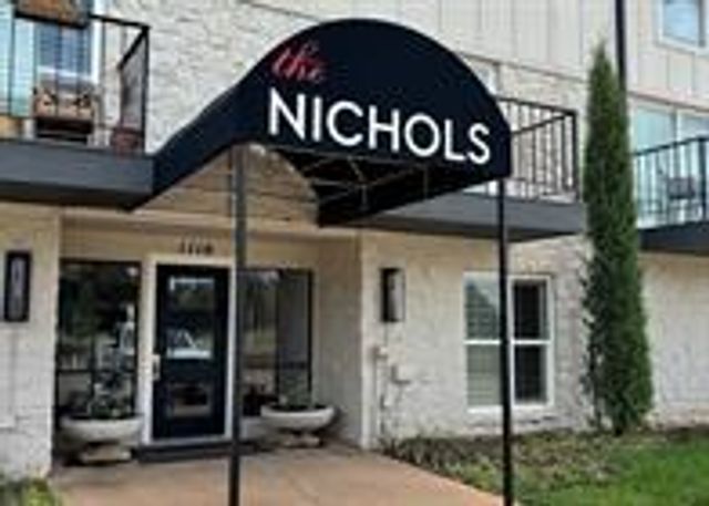 1110 Sherwood Lane 220, Nichols Hills, OK 73116