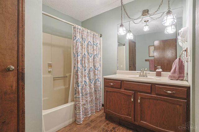 19 Lora Lane, Hamilton, OH 45013