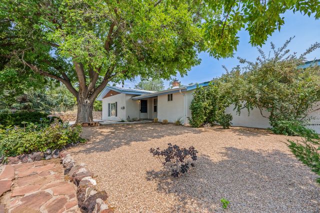 1113 S Luna Circle, Santa Fe, NM 87501