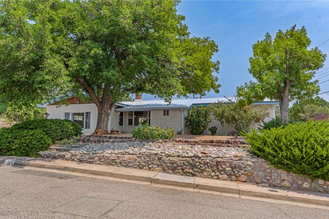 1113 S Luna Circle, Santa Fe, NM 87501