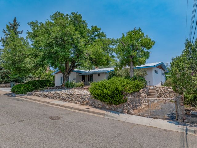 1113 S Luna Circle, Santa Fe, NM 87501