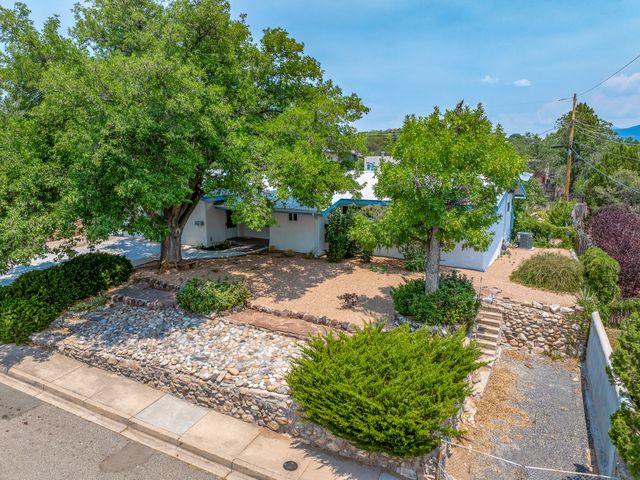 1113 S Luna Circle, Santa Fe, NM 87501