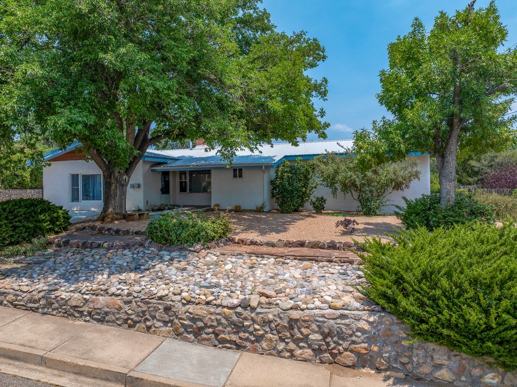 1113 S Luna Circle, Santa Fe, NM 87501