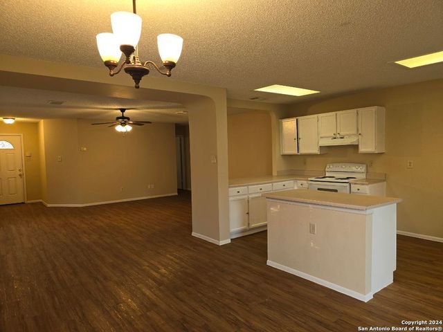 6670 SNOW MEADOW DR, Converse, TX 78109