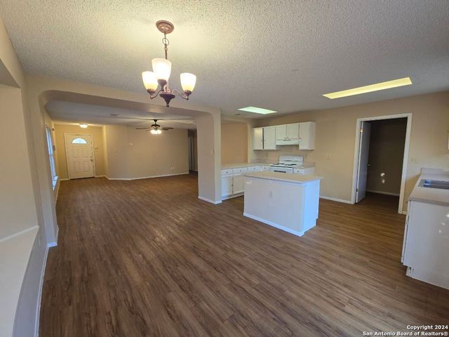 6670 SNOW MEADOW DR, Converse, TX 78109