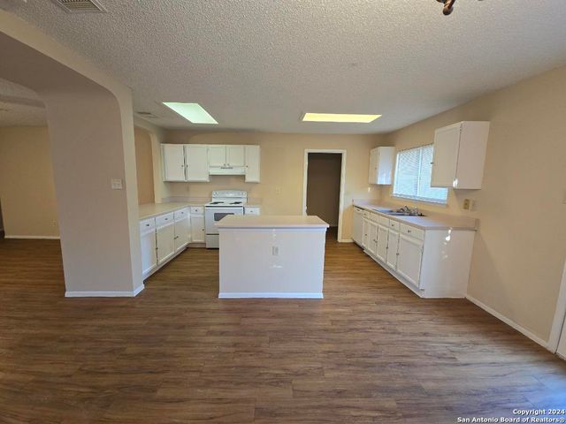 6670 SNOW MEADOW DR, Converse, TX 78109