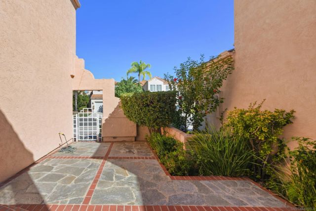17964 Pueblo Vista Ln, San Diego, CA 92127