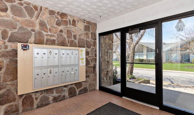 8828 N Leslie Lane 1F, Des Plaines, IL 60016