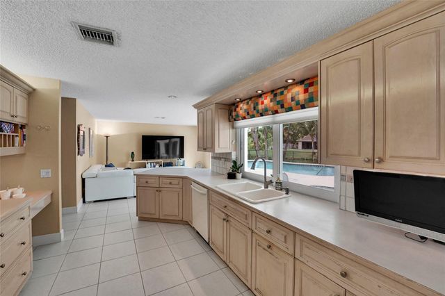 9800 NW 10th Court, Plantation, FL 33322