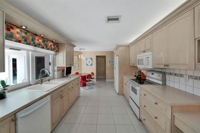 9800 NW 10th Court, Plantation, FL 33322