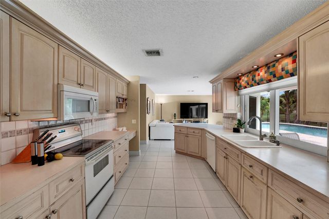 9800 NW 10th Court, Plantation, FL 33322