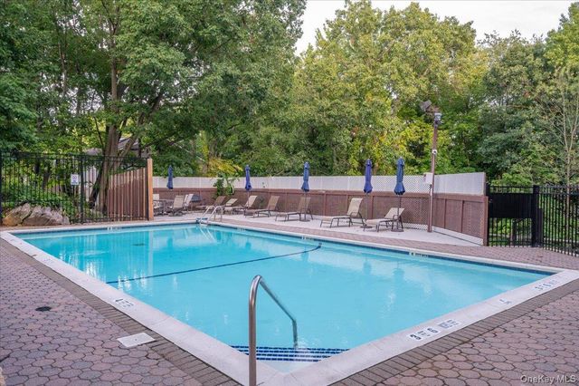 53 Top Of The Ridge A9, Mamaroneck, NY 10543