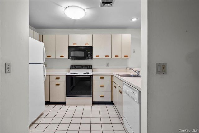 53 Top Of The Ridge A9, Mamaroneck, NY 10543