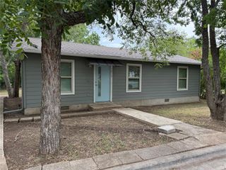 1012 Johnson ST, Lockhart, TX 78644