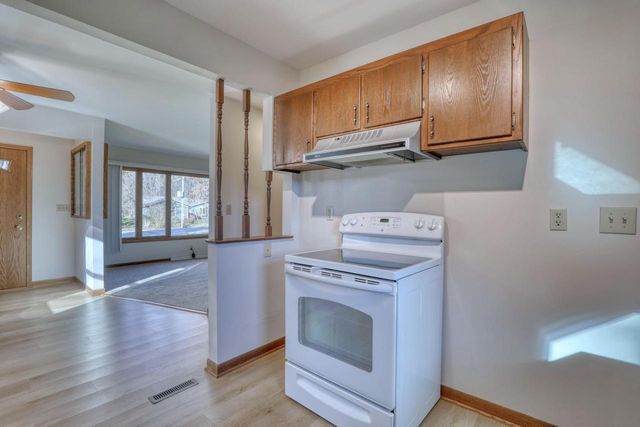 3840 S Sunny View DRIVE, New Berlin, WI 53151