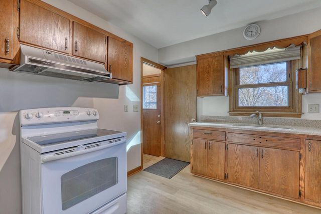 3840 S Sunny View DRIVE, New Berlin, WI 53151