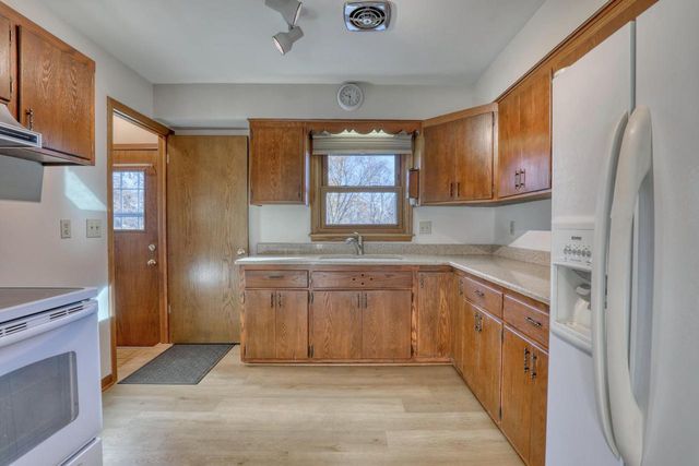 3840 S Sunny View DRIVE, New Berlin, WI 53151