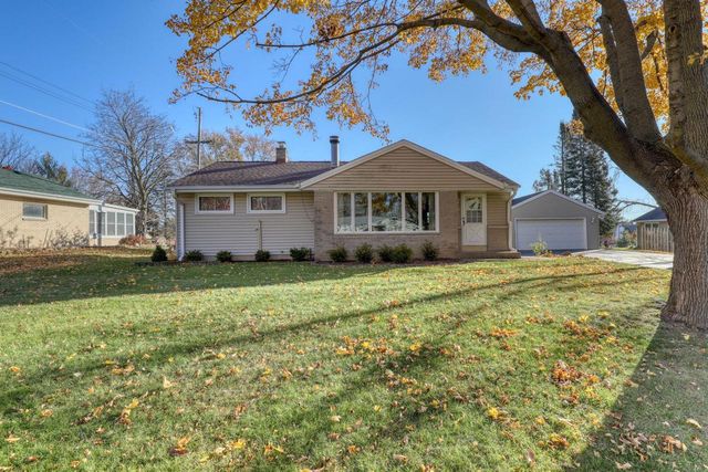3840 S Sunny View DRIVE, New Berlin, WI 53151