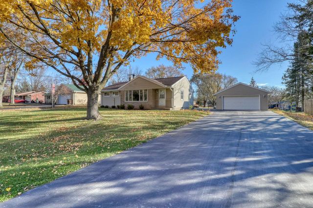3840 S Sunny View DRIVE, New Berlin, WI 53151