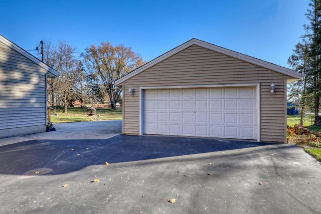 3840 S Sunny View DRIVE, New Berlin, WI 53151