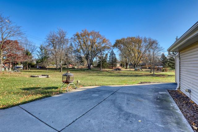 3840 S Sunny View DRIVE, New Berlin, WI 53151