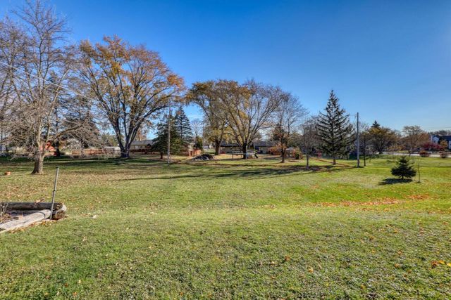 3840 S Sunny View DRIVE, New Berlin, WI 53151